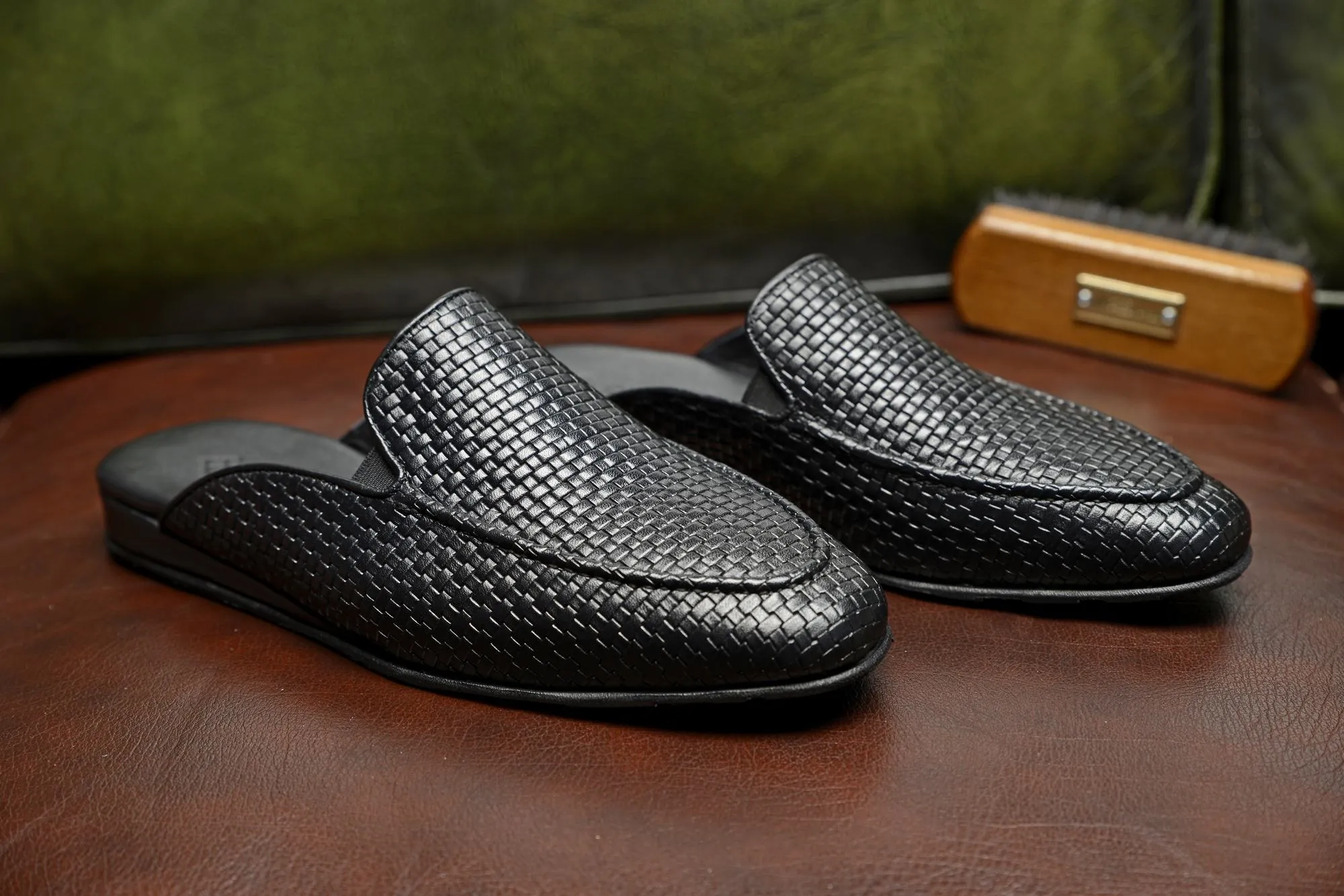 FOOT FEDERATION KNIT PATTERN MOC-TOE MEN'S LEATHER SLIPPER BLACK